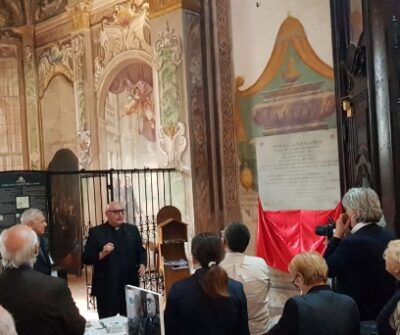 Discorso del parroco di San Salvatore don Franco Tassone davanti alla lapide restaurata dei re longobardi